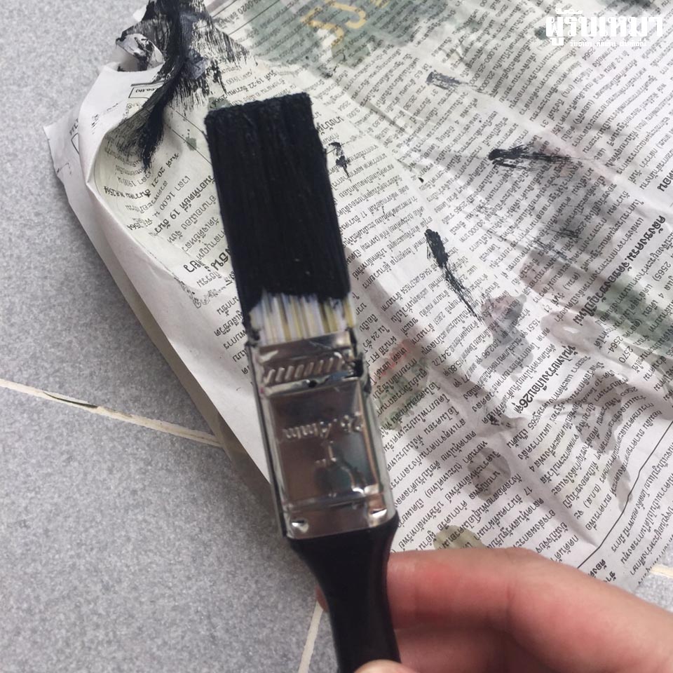 เตรียมหนังสือพิมพ์เก่าเพื่อเช็ดสีที่ติดอยู่กับแปรงออกให้ได้มากที่สุด